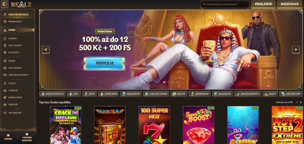 Úvodní stránka kasina Realz s mužem v bílém obleku, slunečních brýlích a koruně sedícím na trůnu, uvítacím bonusem 100% a přehledem online automatů.