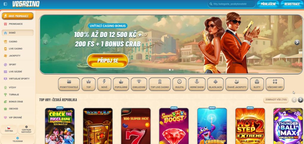 Úvodní stránka kasina Vegasino s letním resortním motivem, dvojicí v oranžovém oblečení, bonusem 100% a přehledem hracích automatů.